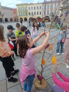 Fotogalerie Družinový pohádkový testík a zdobení břízky na náměstí, foto č. 3