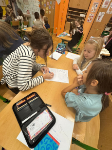 Fotogalerie Deváťáci čtou prvňáčkům, foto č. 63