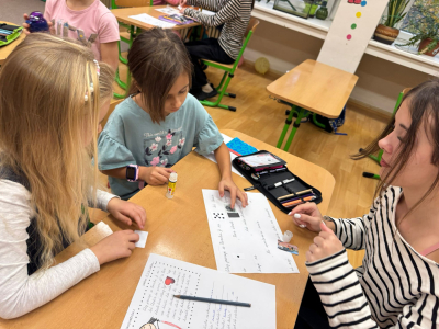 Fotogalerie Deváťáci čtou prvňáčkům, foto č. 49