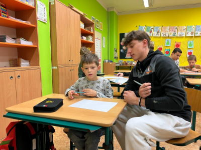 Fotogalerie Deváťáci čtou prvňáčkům, foto č. 26