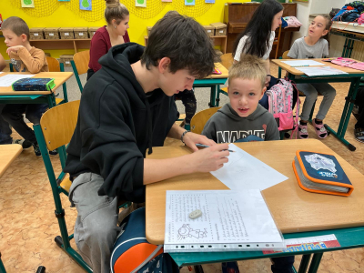 Fotogalerie Deváťáci čtou prvňáčkům, foto č. 24