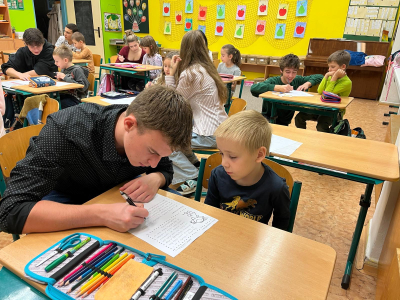 Fotogalerie Deváťáci čtou prvňáčkům, foto č. 20