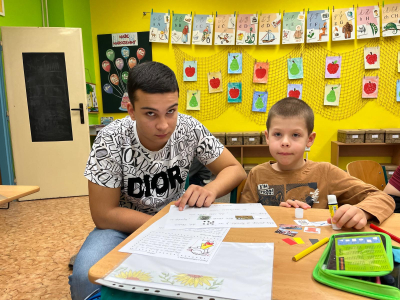 Fotogalerie Deváťáci čtou prvňáčkům, foto č. 8