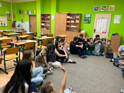 Fotogalerie Deváťáci čtou prvňáčkům, foto č. 6