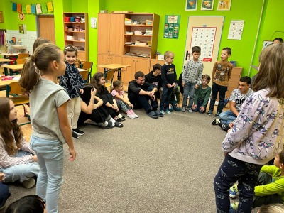 Fotogalerie Deváťáci čtou prvňáčkům, foto č. 4