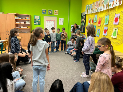 Fotogalerie Deváťáci čtou prvňáčkům, foto č. 2