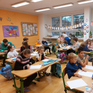 Deváťáci čtou prvňáčkům