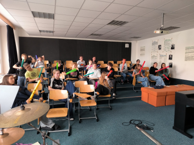 Fotogalerie Hodiny hudební výchovy v 8.třídách, foto č. 2