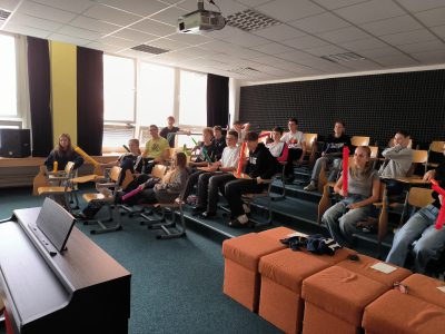 Fotogalerie Hodiny hudební výchovy v 8.třídách, foto č. 3