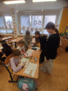 Fotogalerie Starší žáci si vyzkoušeli roli učitelů, foto č. 11